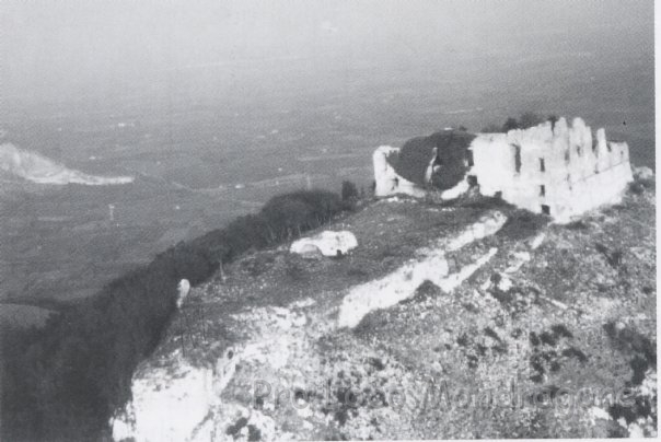 Rocca di Monte Petrino vista dall'alto.jpg